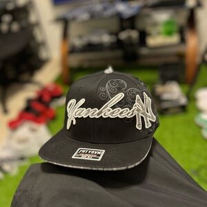 💥 New York Yankees Fitted HAT SIZE MEDIUM/LARGE